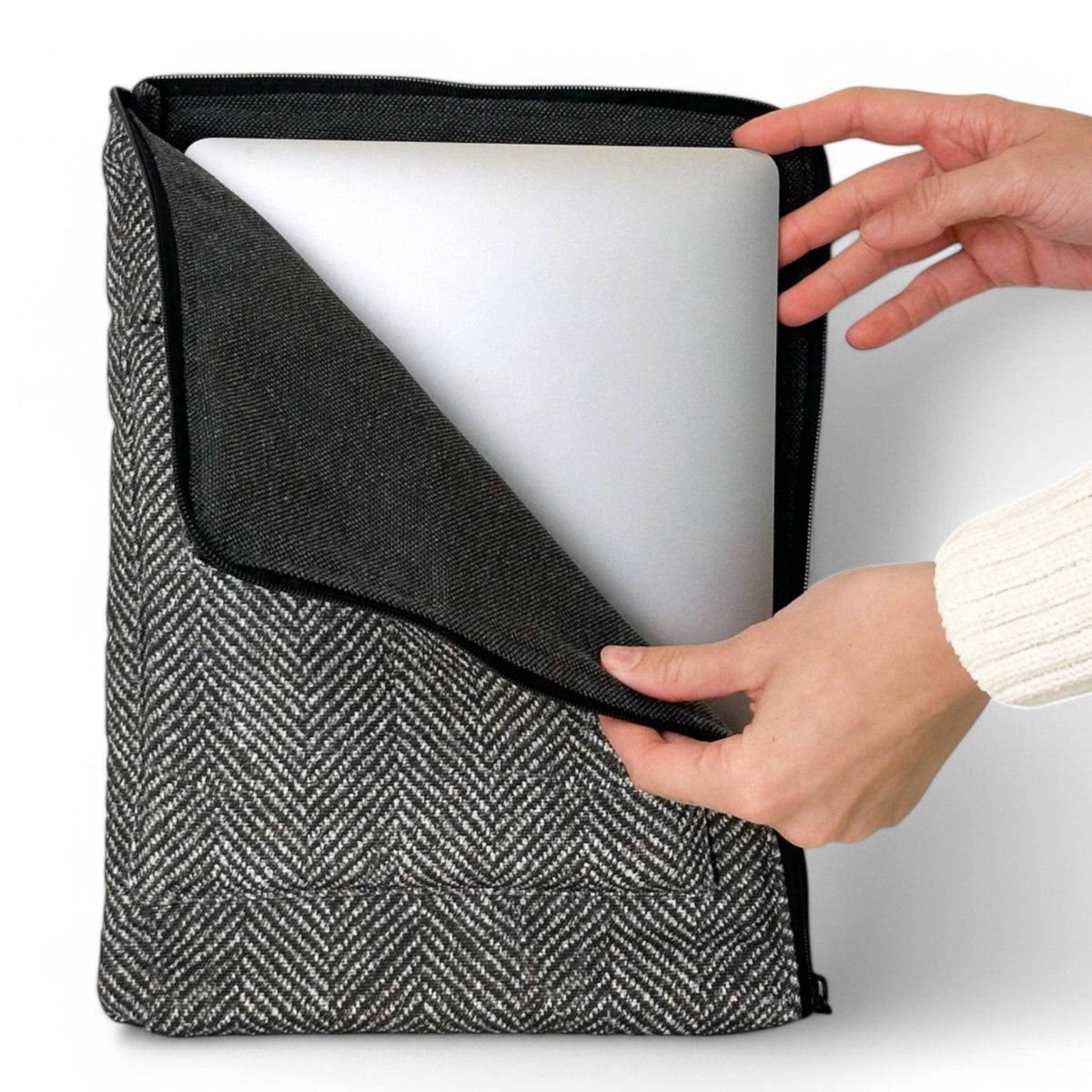 Laptopfodral – Dope - grå - fiskbensmönster | De La Mur