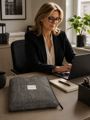 Dope laptopfodral – grått datorfodral med fiskbensmönster